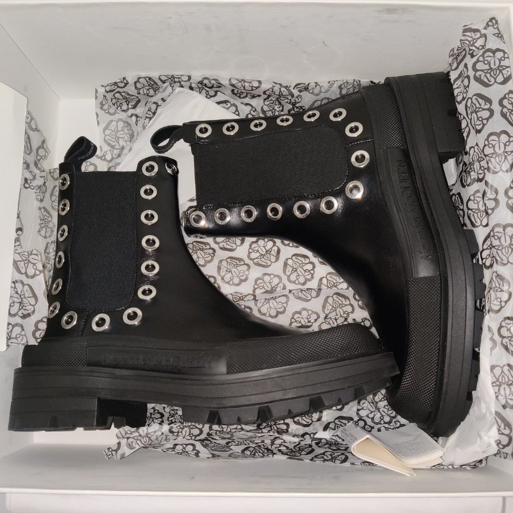 NiB Alexander McQueen Men's Leather Chelsea Grommet Boots Black Size 41E FLD225